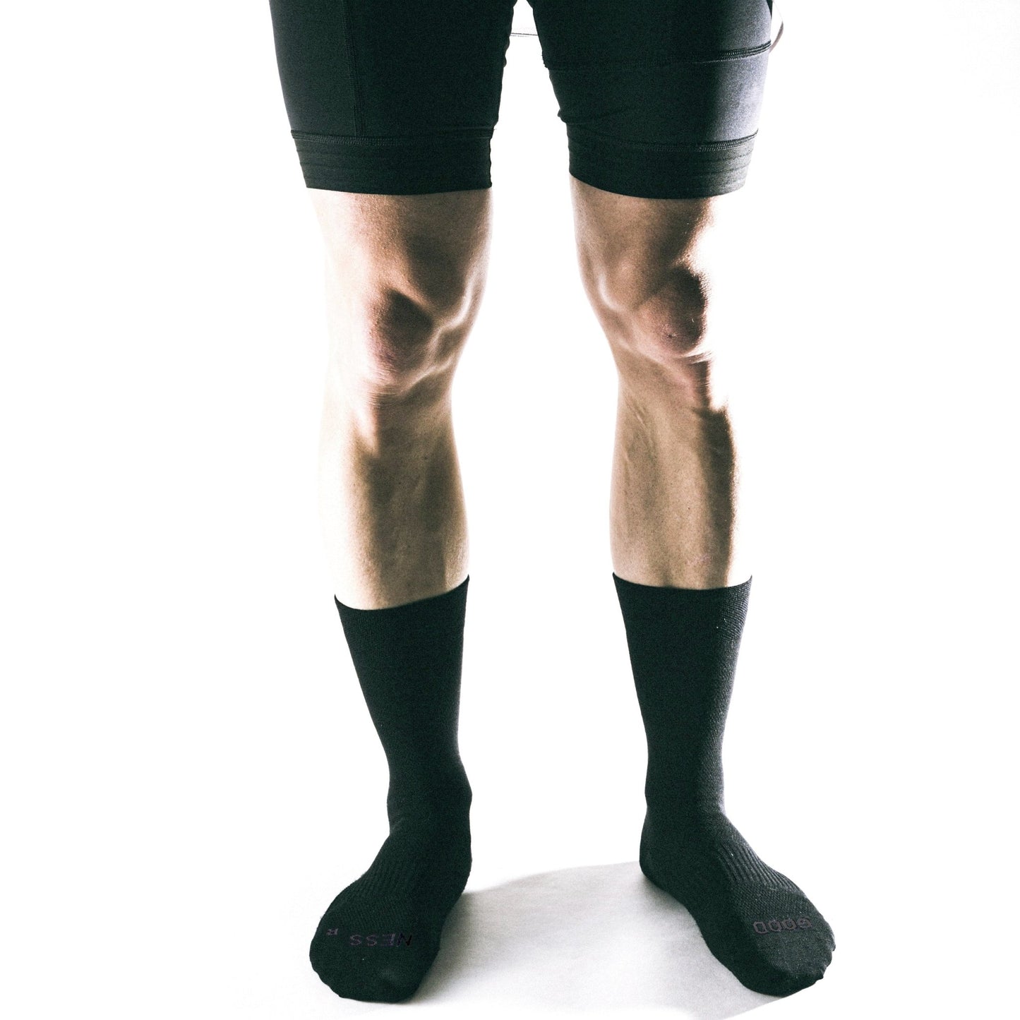 merino socks, on-model, schwarze merino socken, cycling socken made in germany, stricksocke, schwarz mit schwarzer schrift