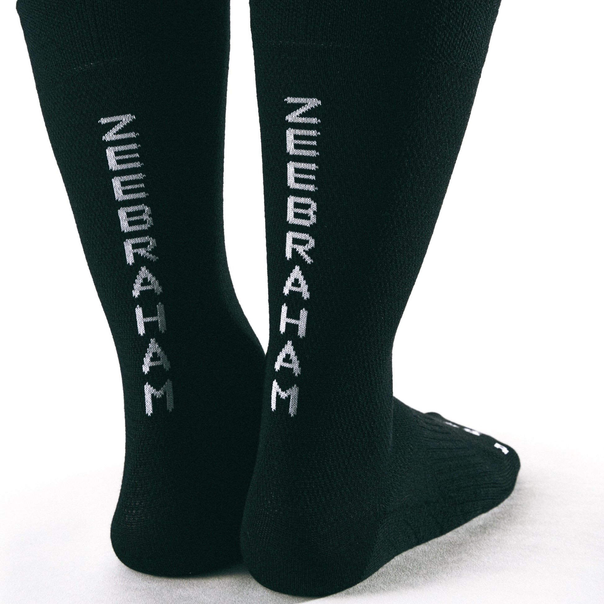 merino socks, rückansicht, schwarze merino socken, cycling socken, made in germany, stricksocke, schwarz mit weisser schrift