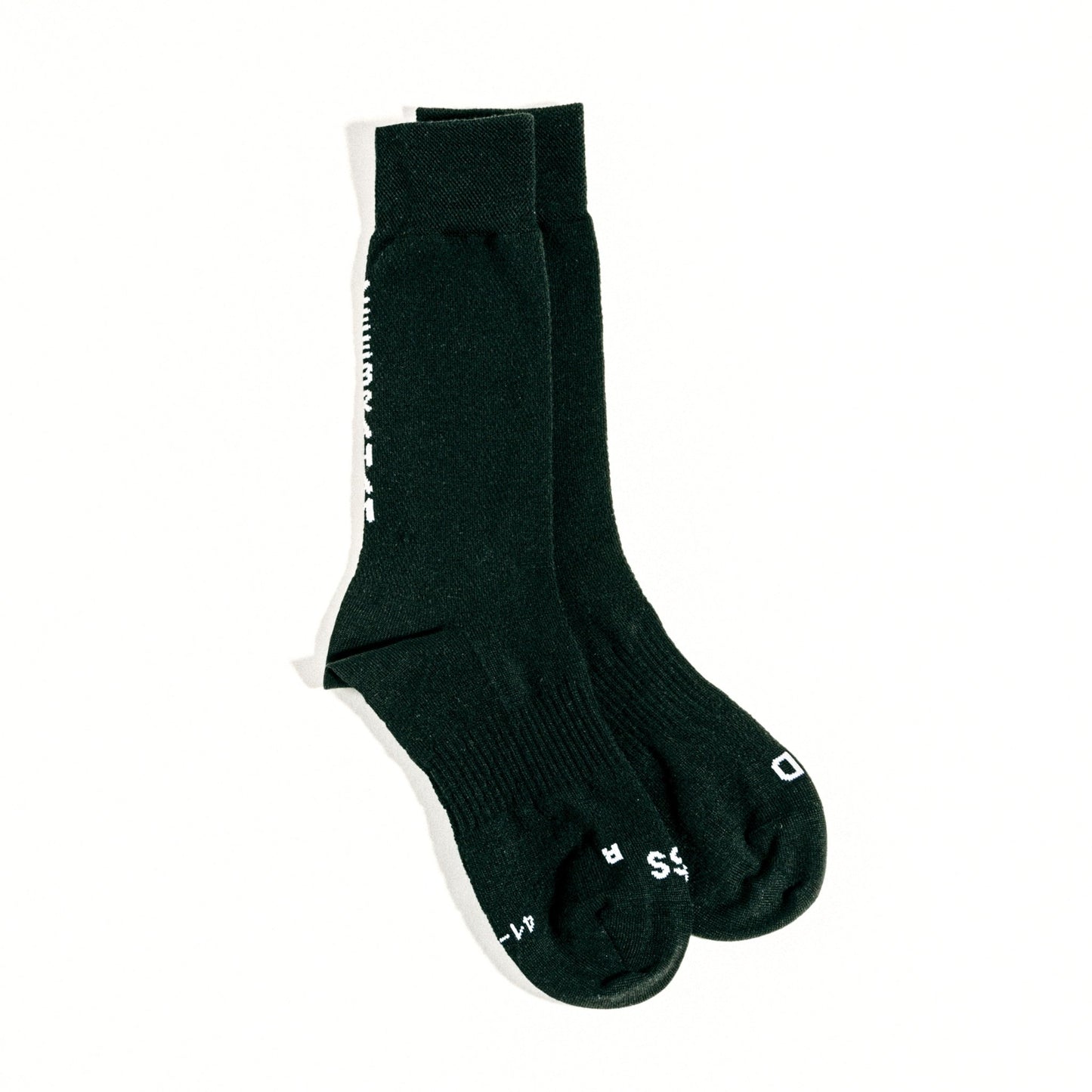 merino socks, flatlay, schwarze merino socken, cycling socken, made in germany, stricksocke, schwarz mit weisser schrift