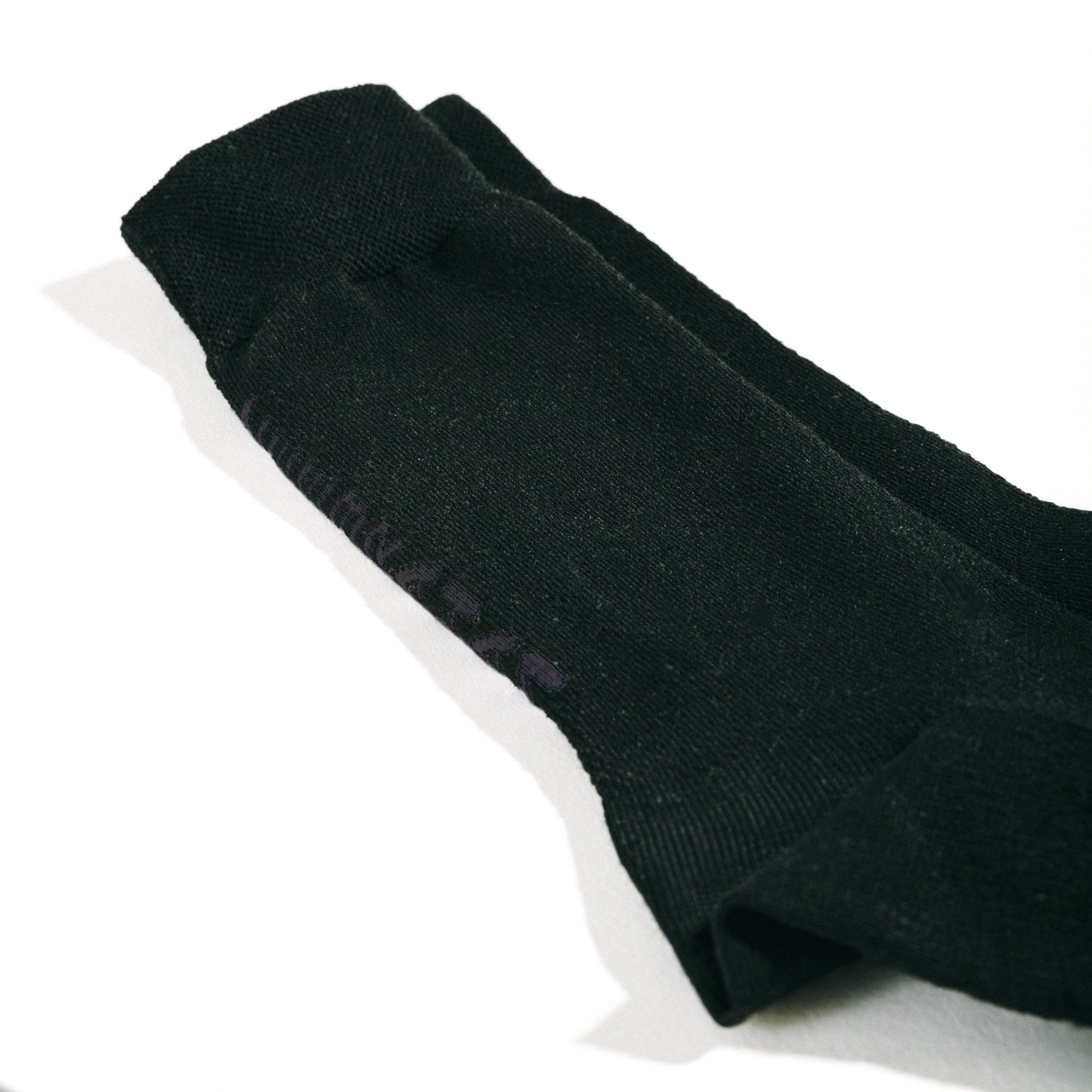 merino socks, flatlay, schwarze merino socken, cycling socken made in germany, stricksocke, schwarz mit schwarzer schrift